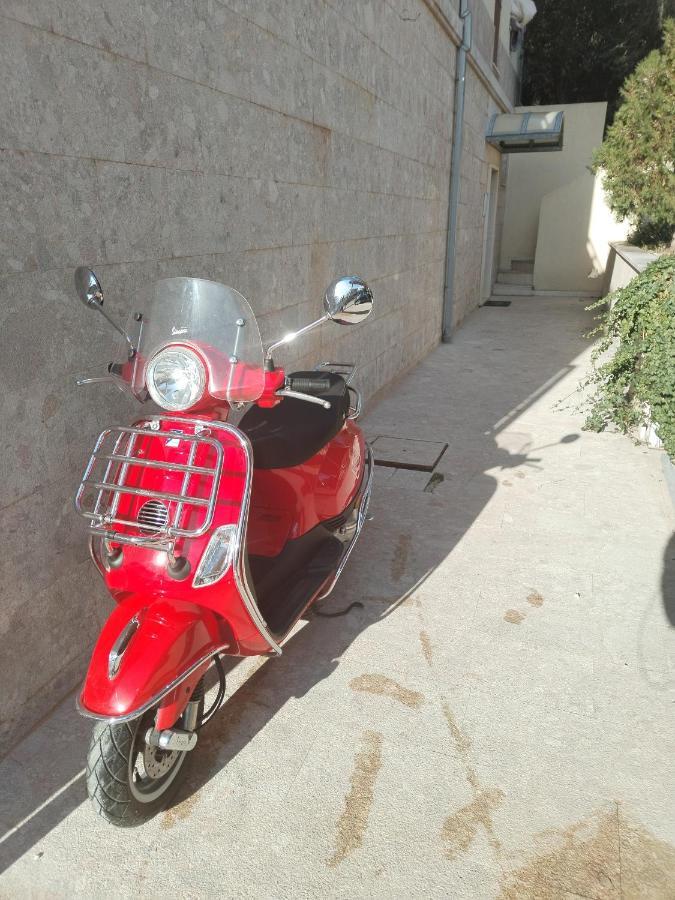 Vespa & Jacuzzi Lägenhet